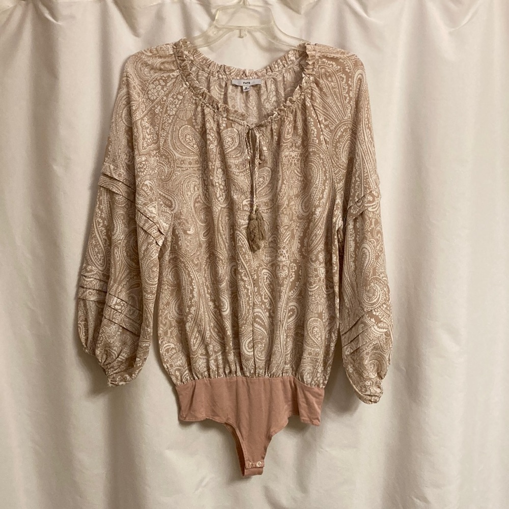- Blouson Blouse in Tan and White Paisley Tassel Tie Full Sleeves Ruffle Collar